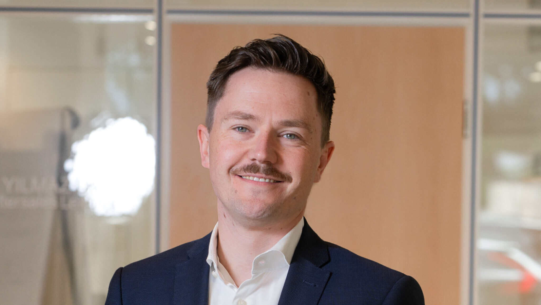 Portraitfoto von Florian Robrecht vom Autohaus Erdmannsky in Celle