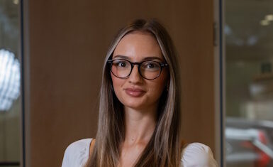 Portraitfoto von Lenya Böhm Meier vom Autohaus Erdmannsky in Celle
