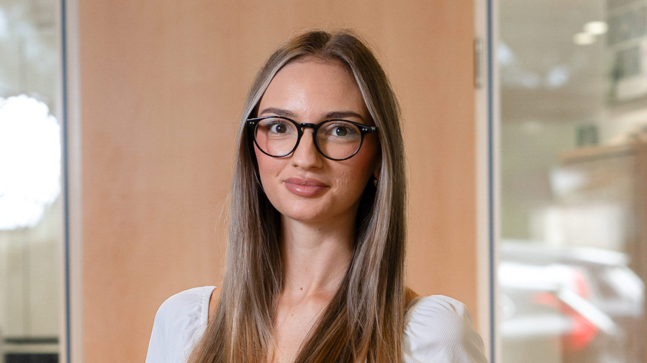 Portraitfoto von Lenya Böhm Meier vom Autohaus Erdmannsky in Celle